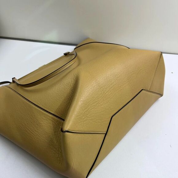 Celine Women Pre-Loved Bag Very Good Condition - Picture 6 of 9